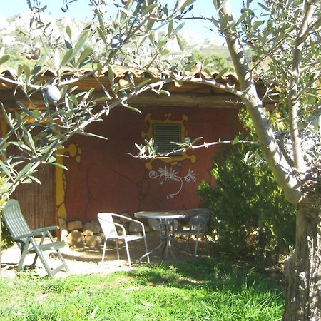 Apartamentos Rurales Candela Canamero Exterior photo